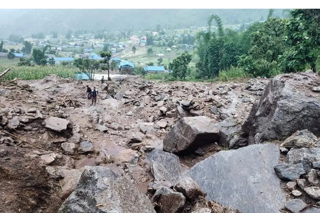 ओखलढुंगामा पहिरो : एकै परिवारका ३ जनाको मृत्यु, १ बेपत्ता