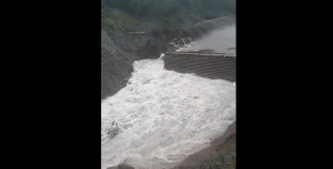 अरुण नदीले ड्याम कटान गरेपछि तटीय क्षेत्रमा जोखिम, सतर्क रहन आग्रह