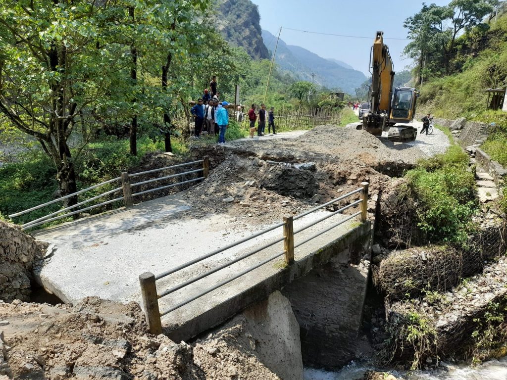 कल्भर्ट बगाउँदा बेनी–जोमसोम सडक अवरुद्ध