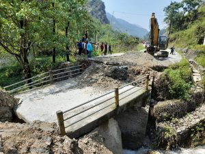 कल्भर्ट बगाउँदा बेनी–जोमसोम सडक अवरुद्ध