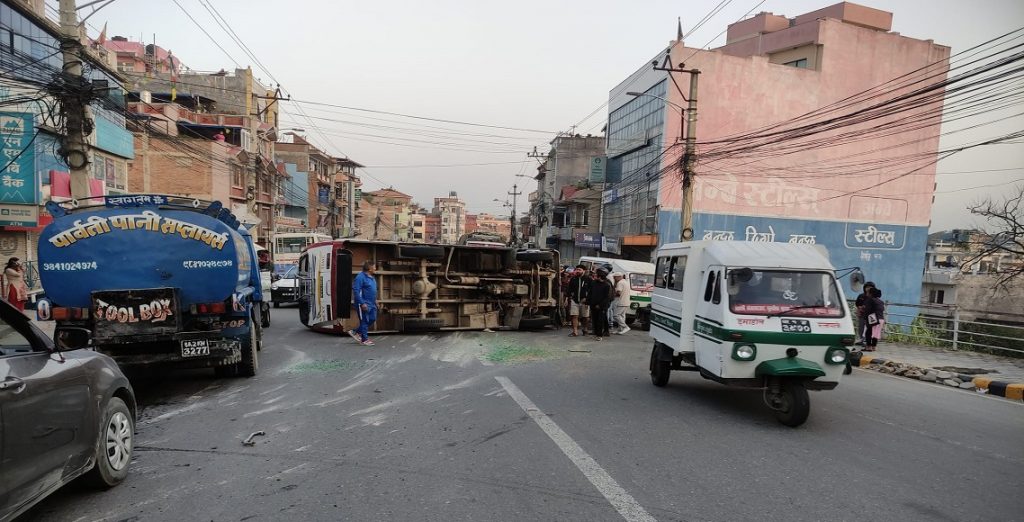 ललितपुरको इमाडोलमा बस दुर्घटना