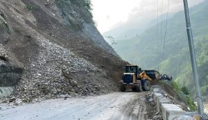 पहिरोले नारायणगढ-मुग्लिन सडकखण्ड अवरुद्ध