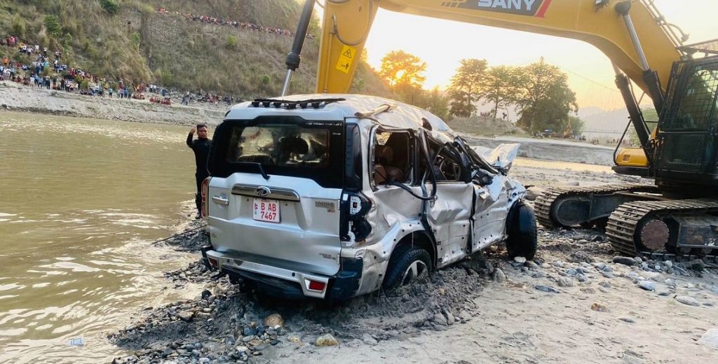 सुनकोशीमा खसेको सरकारी गाडी र दुई कर्मचारीको शव भेटियो