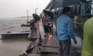 सप्तकोशीमा ट्रक खस्यो,तीनको उद्धार