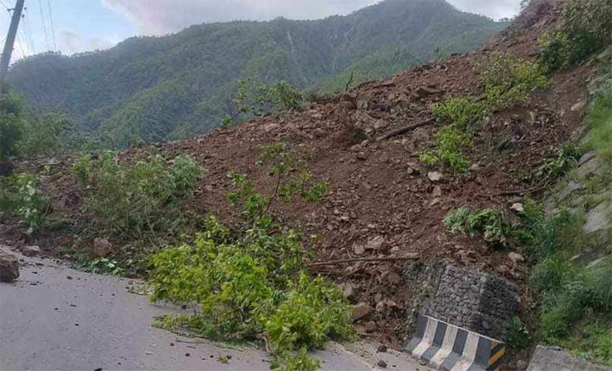 पहिराेले मुग्लिन नारायणगढ सडकखण्ड अवरुद्ध