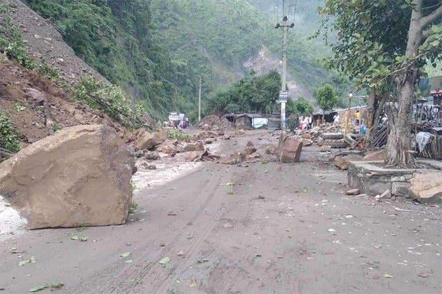 पहिरो खसेपछि मुग्लिन नारायणगढ सडकखण्ड पुन: अवरुद्ध