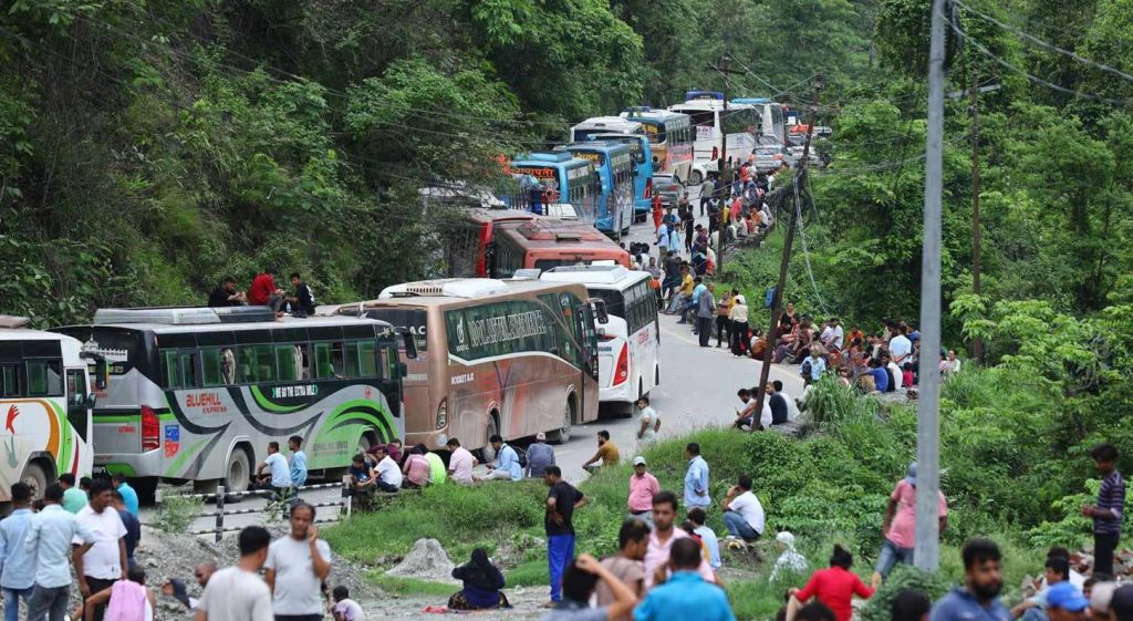 अवरुद्ध नारायणगढ–मुग्लिन सडक  दुईतर्फी सञ्चालनमा