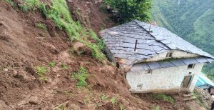 बाजुरामा बाढीपहिरोले १३ परिवार विस्थापित, दर्जनौँ घर जोखिममा