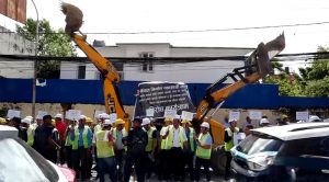 सिँचाइ र सडक विभागमा ताला लगाउने ४५ निर्माण व्यावसायी प्रहरीको नियन्त्रणमा