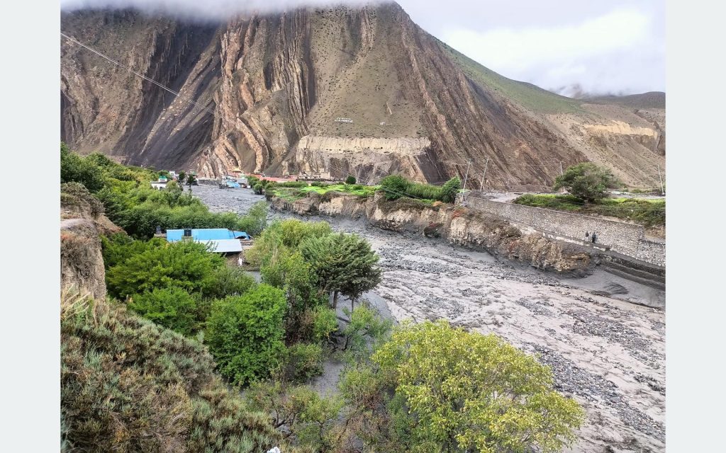 मुस्ताङमा बाढी : १० घर, प्रहरी चौकी र पुल बगायो