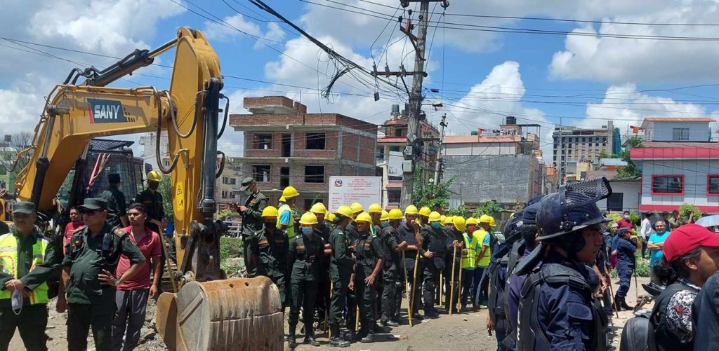 गगनको निर्वाचन क्षेत्र कपनमा बालेनको डोजर, स्थानीय आन्दोलित