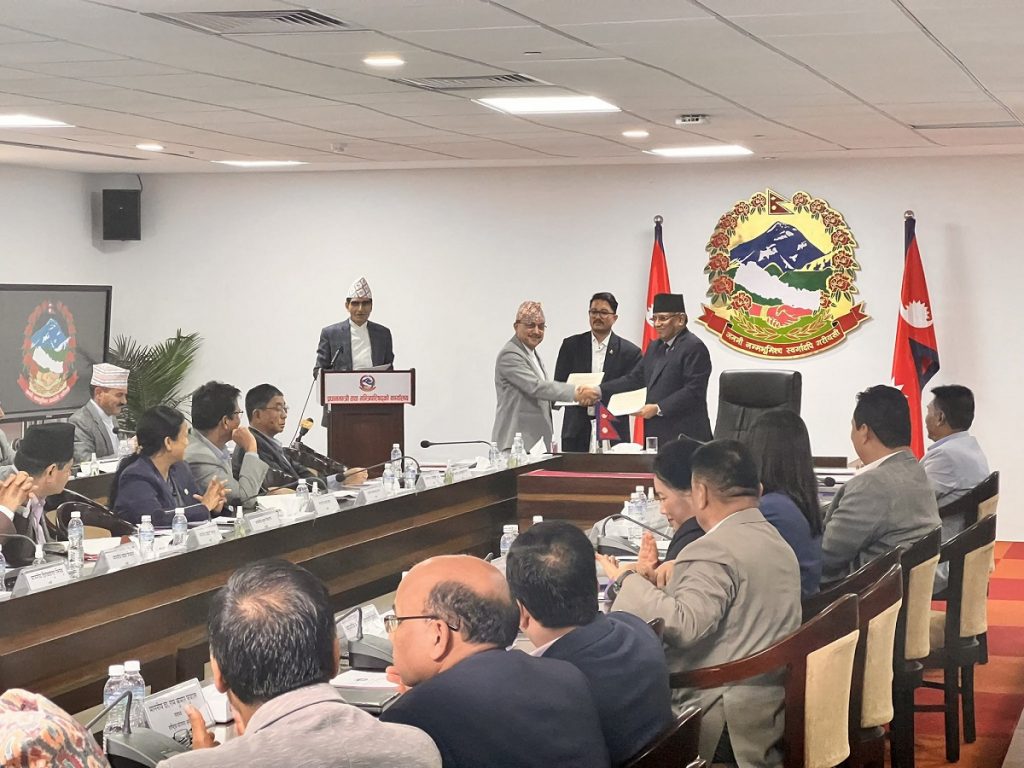 प्रधानमन्त्रीले गरे २१ मन्त्रीसँग कार्यसम्पादन सम्झौता