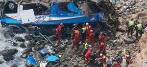 पेरुको पहाडमा बस दुर्घटना, १३ जनाको मृत्यु