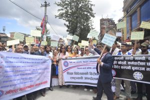 देशभरका शिक्षक कर्मचारीहरू आजदेखि काठमाडौंमा सडक आन्दोलन गर्दै