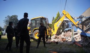 बुटवलमा फुटपाथ अतिक्रमण हटाउने अभियान सुरु, डोजर चल्यो