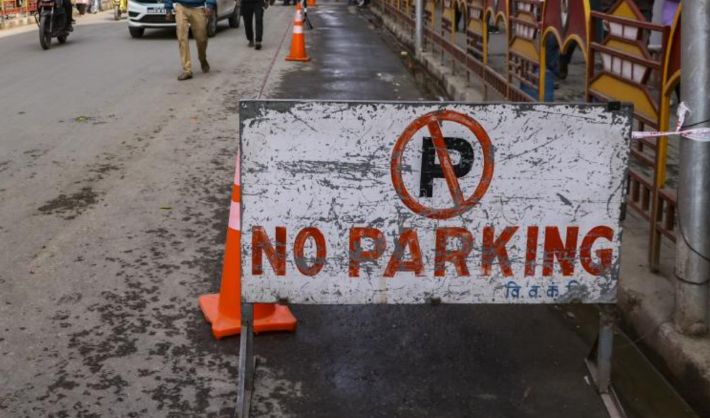 फुटपाथमा पार्किङ: प्रहरीकै गाडीलाई कारबाही