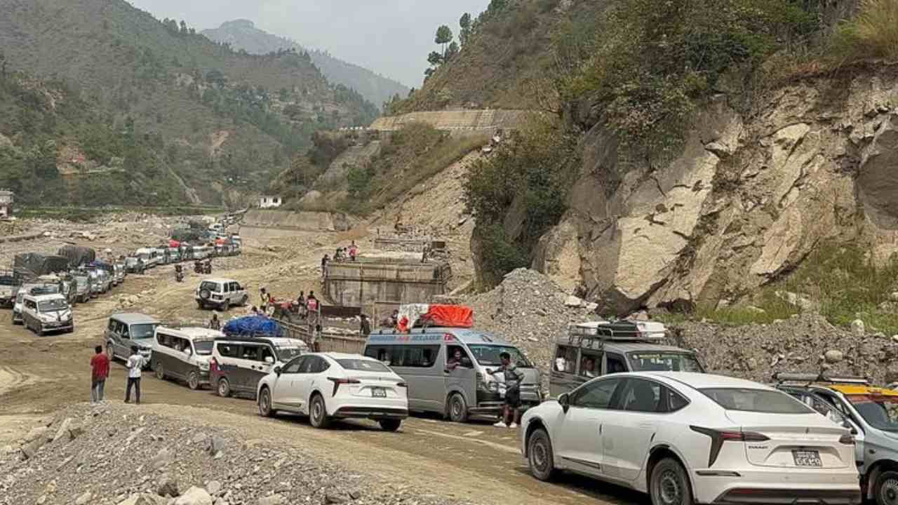 वर्षा लागेपछि बीपी राजमार्गमा सास्ती : बाढीले सडकसँगै करोडौँ रकम पनि बगाउँदै